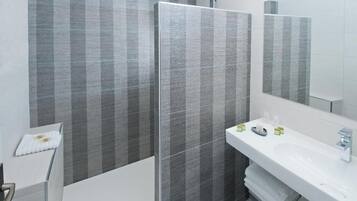 Comfort Double Room | Bathroom | Shower, rainfall showerhead, free toiletries, towels