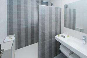 Comfort Double Room | Bathroom | Shower, rainfall showerhead, free toiletries, towels - Hôtel Nougier (Fursac)