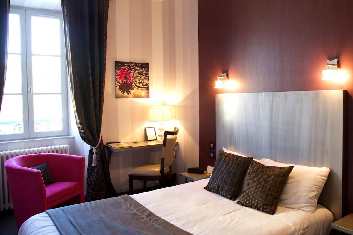 Desk, soundproofing, free WiFi, bed sheets