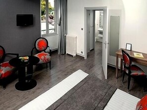 Superior Double Room | Living area | Flat-screen TV - Hôtel Nougier (Fursac)