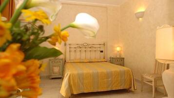 Triple Room, Non Smoking | Minibar, in-room safe, desk, soundproofing