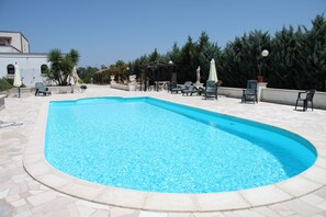 Piscine extérieure (ouverte en saison), parasols de plage