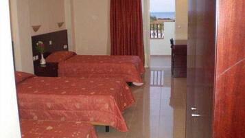 Caja de seguridad en la habitación y escritorio