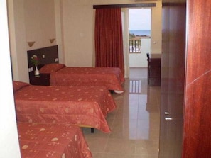 Caja de seguridad en la habitación y escritorio