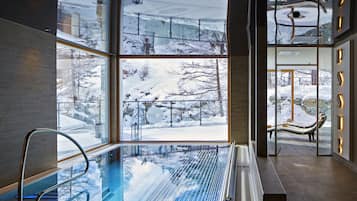 Innenpool, geöffnet von 08:00 Uhr bis 20:00 Uhr, Sonnenschirme