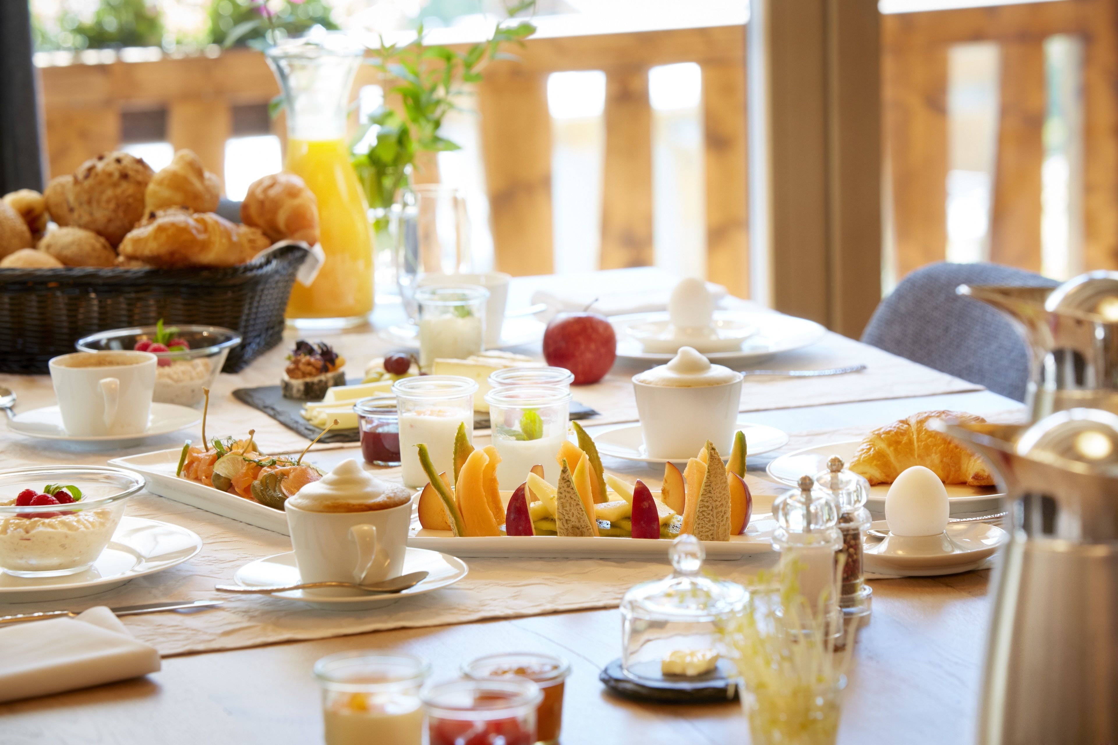 Un ricco buffet della colazione con diversi cibi e bevande.