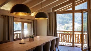 Panoramic Apartment, 5 Bedrooms, Private Bathroom, Mountain View | In-room dining