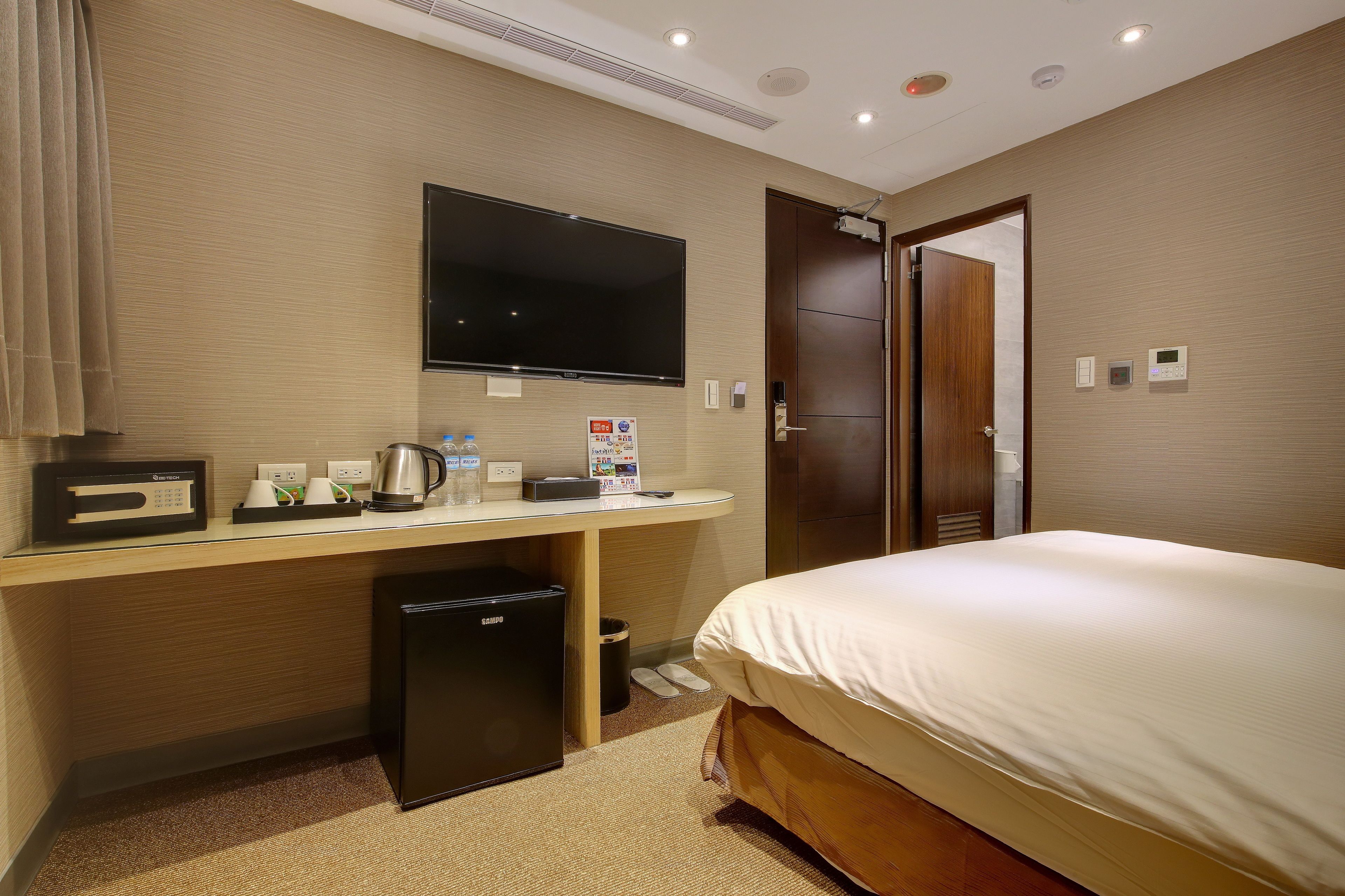 premium bedding, down duvets, pillow-top beds, in-room safe