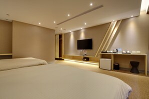Family Room | Premium bedding, down comforters, pillowtop beds, in-room safe - Bayman Hotel (Taipei)