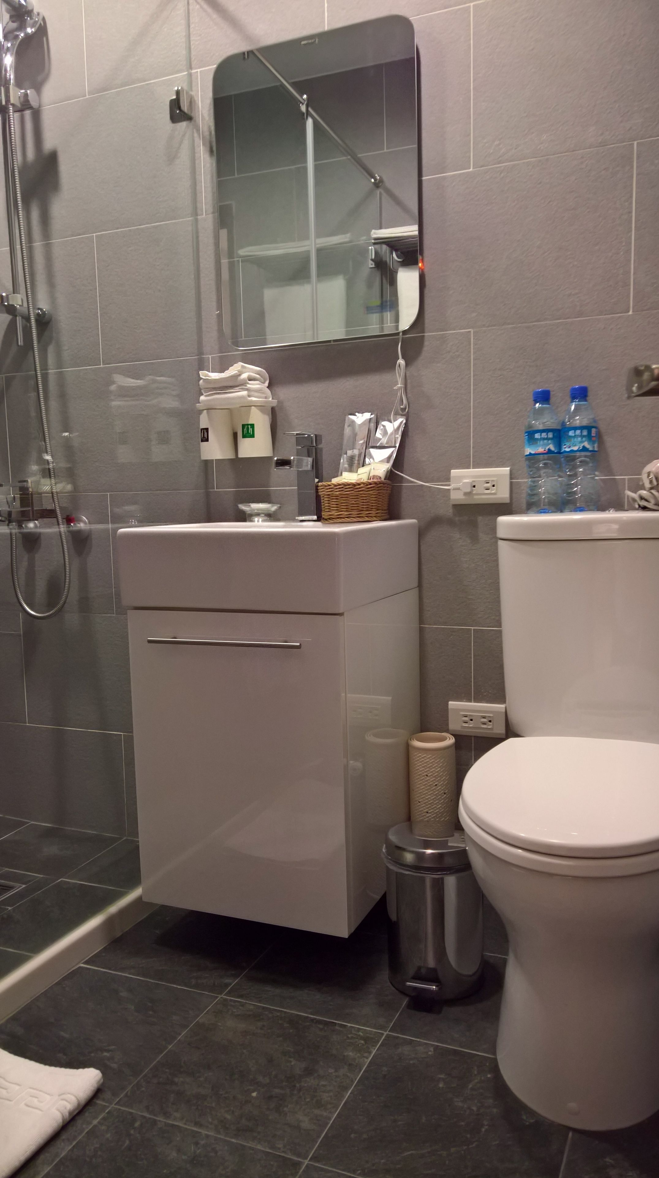 single room, 1 double bed | bathroom | shower, free toiletries, hair dryer, slippers