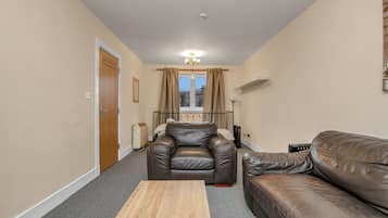 Apartamento, baño privado | Zona de estar | Televisión de 40 pulgadas con canales por cable