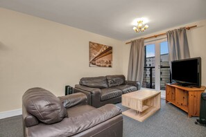 Apartment, eigenes Bad | Wohnbereich | 40-Zoll-Fernseher mit Kabelempfang, Tischtennisplatte