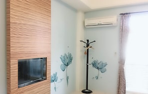 Escritorio, wifi gratis y ropa de cama 