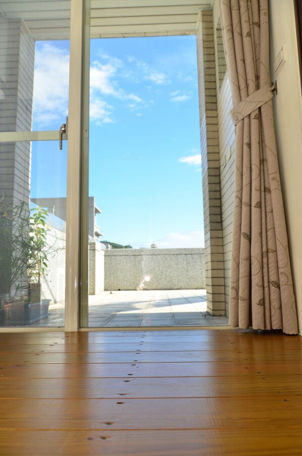 景觀三人房 | 办公桌、免费 WiFi、床单