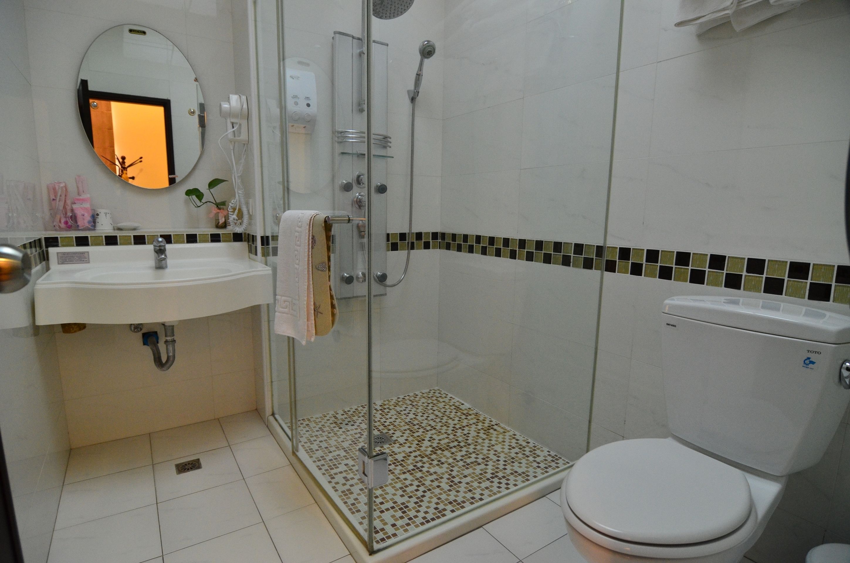 Quarto quádruplo empresarial | Banheiro | Produtos de toalete grátis, secador de cabelo, chinelos 