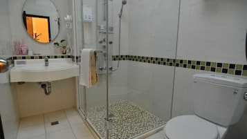 Quarto quádruplo empresarial | Banheiro | Produtos de toalete grátis, secador de cabelo, chinelos