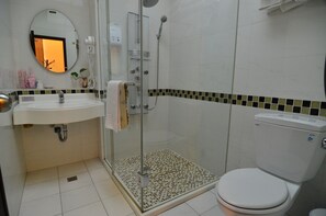 ห้องบิสซิเนสสำหรับสี่ท่าน | ห้องน้ำ | ของใช้ในห้องน้ำฟรี, ไดร์เป่าผม, รองเท้าสวมภายในห้อง, ผ้าเช็ดตัว
