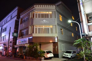 住宿正面 - 傍晚/夜晚