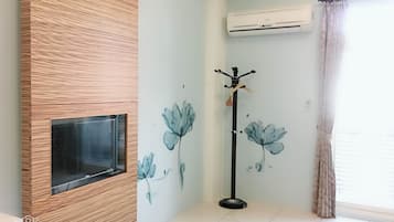 Escritorio, wifi gratis y ropa de cama