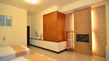 Business Quadruple Room | Desk, free WiFi, bed sheets