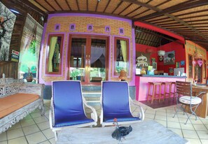 Flat-screen TV, DVD player, iPod dock, MP3 dock - Capung Sakti Villas – By Fair Future Foundation (Ubud)