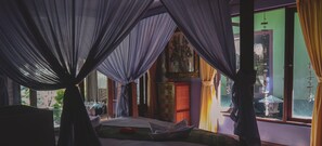 Sengetøy av topp kvalitet, minibar, safe på rommet og blendingsgardiner