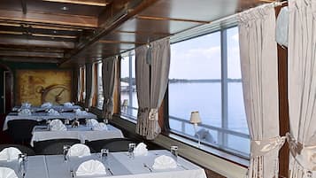 2 restaurants, breakfast, lunch, dinner served; international cuisine