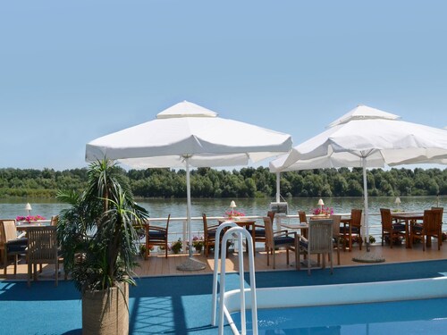 Compass River City Botel