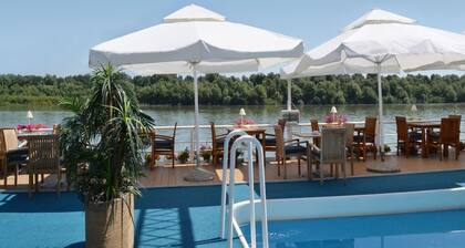 Compass River City Botel