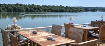 Compass River City Botel