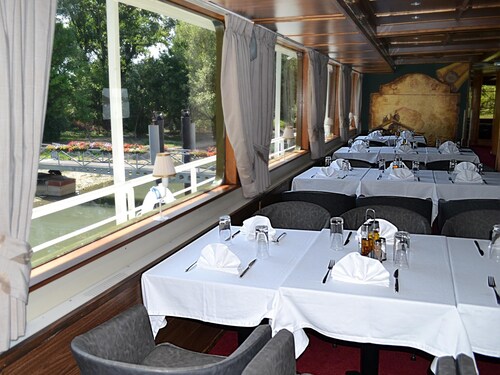 Compass River City Botel