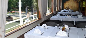 Compass River City Botel