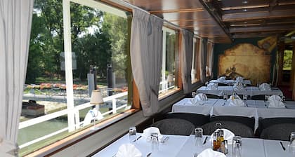 Compass River City Botel