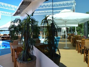 2 restaurants, breakfast, lunch, dinner served; international cuisine