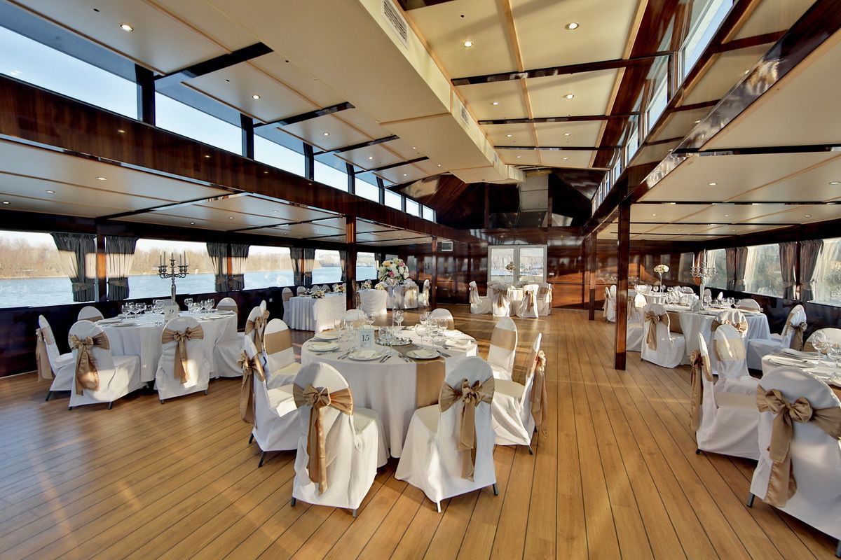 2 restaurants, breakfast, lunch, dinner served; international cuisine 