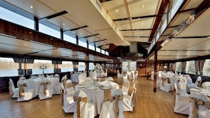 2 restaurants; breakfast, lunch, and dinner served - Compass River City Botel (Belgrade)
