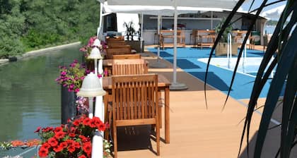 Compass River City Botel