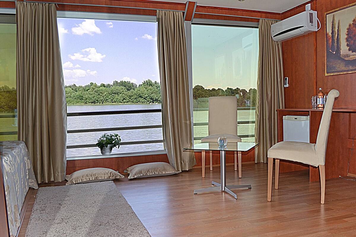 Cribs (free), WiFi (free), bed sheets
