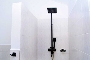 Shower, rainfall showerhead, free toiletries, bathrobes - Helios Beach Resort (Rekawa)