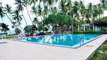 Piscina a l'aire lliure i gandules
