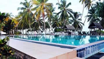 Piscina a l'aire lliure i gandules