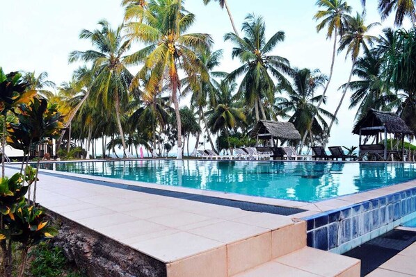 Outdoor pool, pool loungers