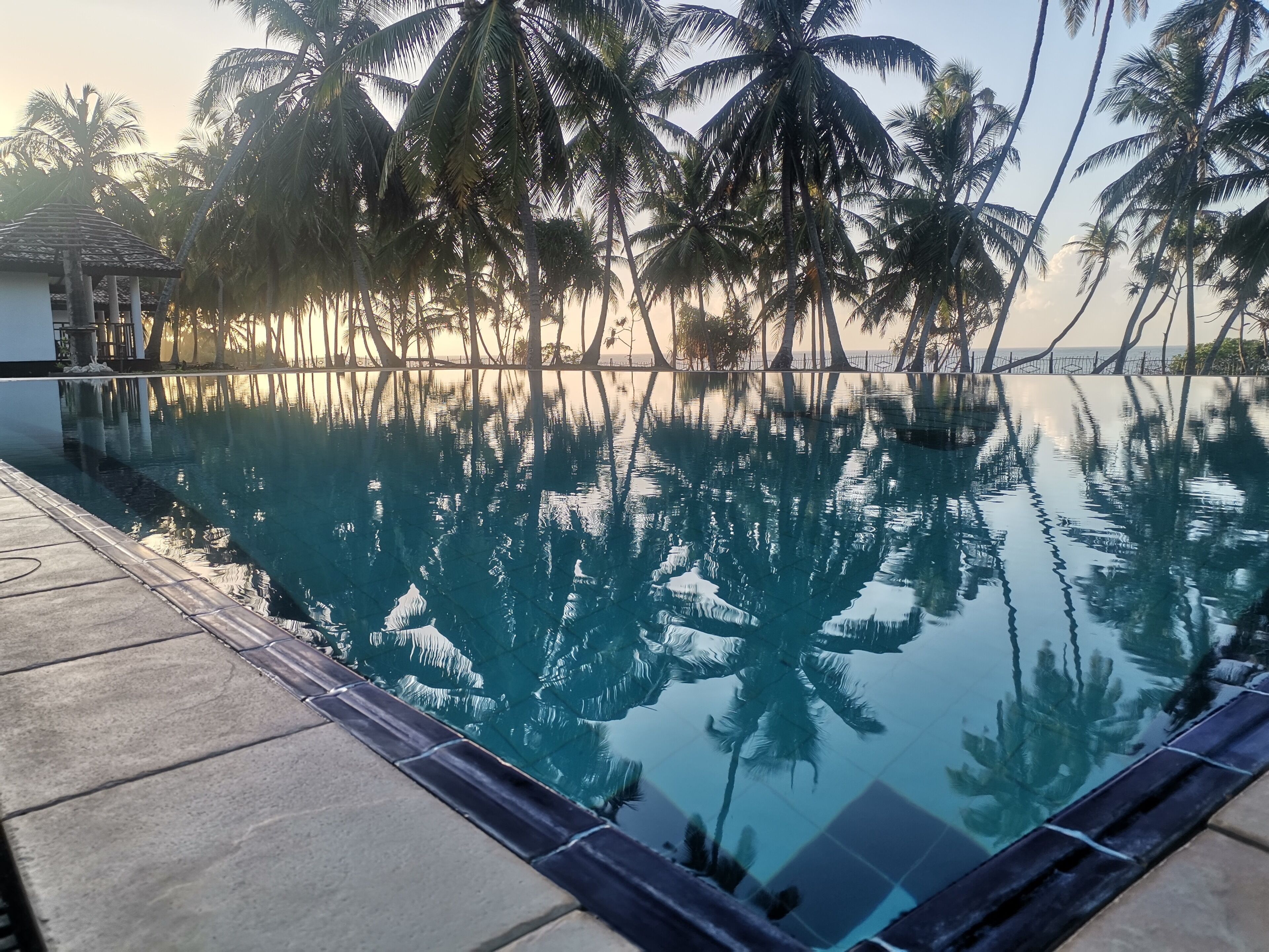 Kolam renang outdoor, dengan kursi berjemur