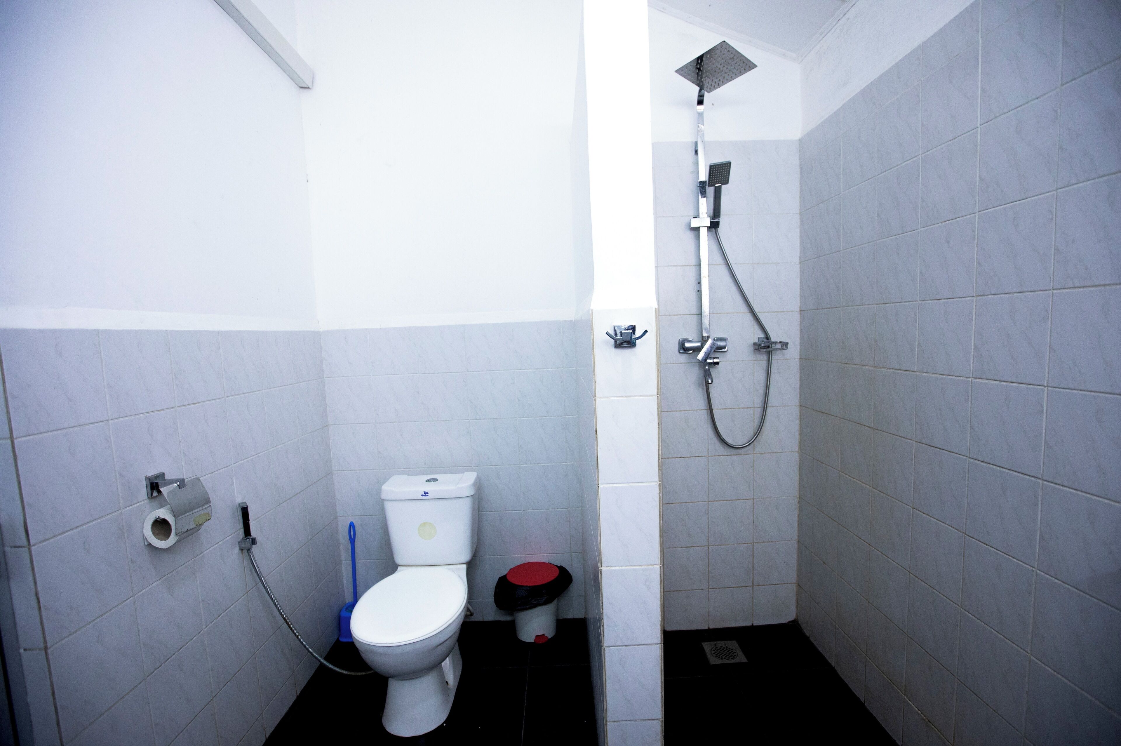 Un bany petit i funcional amb vàter, bidet i plat de dutxa.