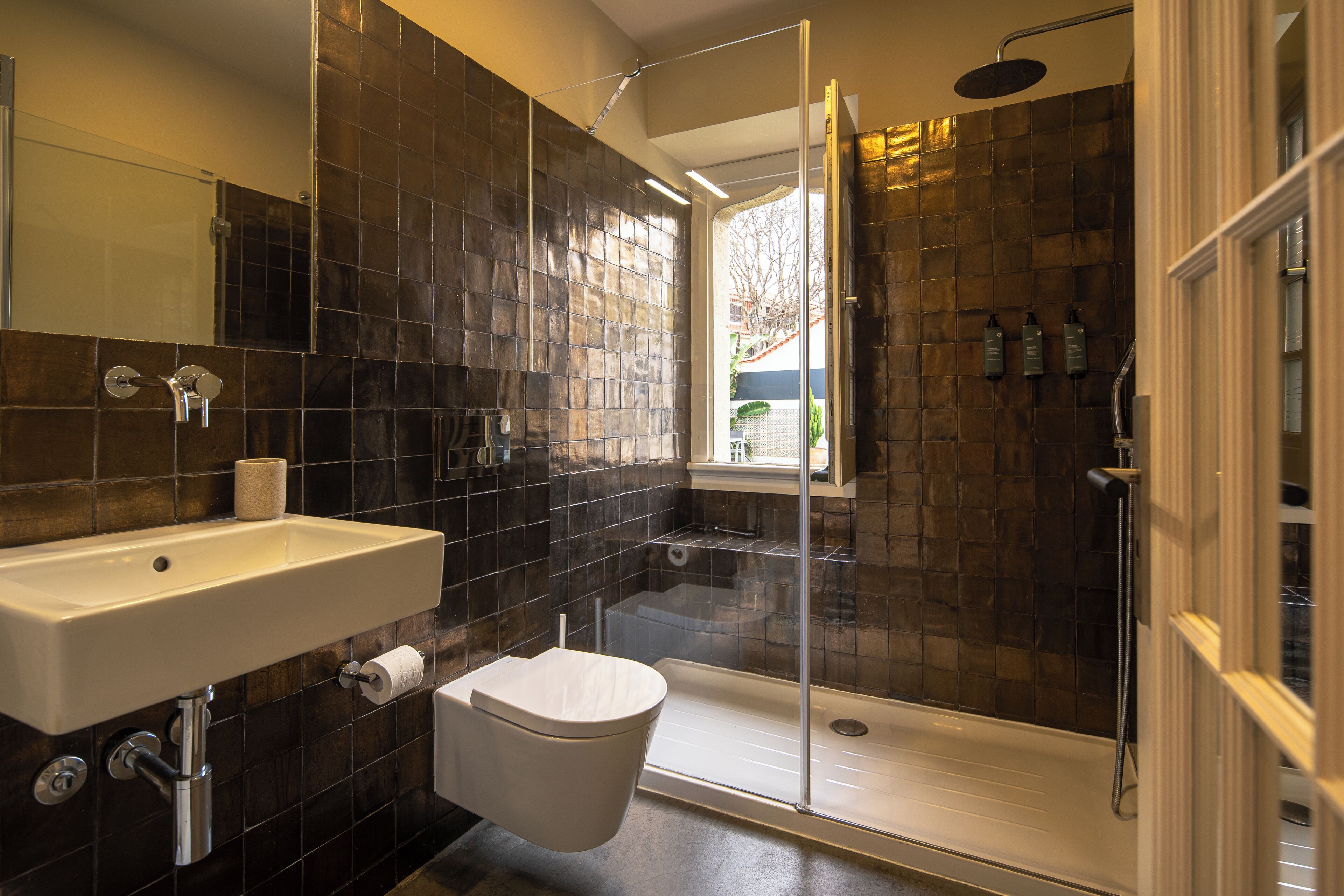 Habitación clásica con 1 cama doble o 2 individuales | Baño | Ducha, artículos de higiene personal gratuitos y secador de pelo