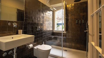 Habitación clásica con 1 cama doble o 2 individuales | Baño | Ducha, artículos de higiene personal gratuitos y secador de pelo