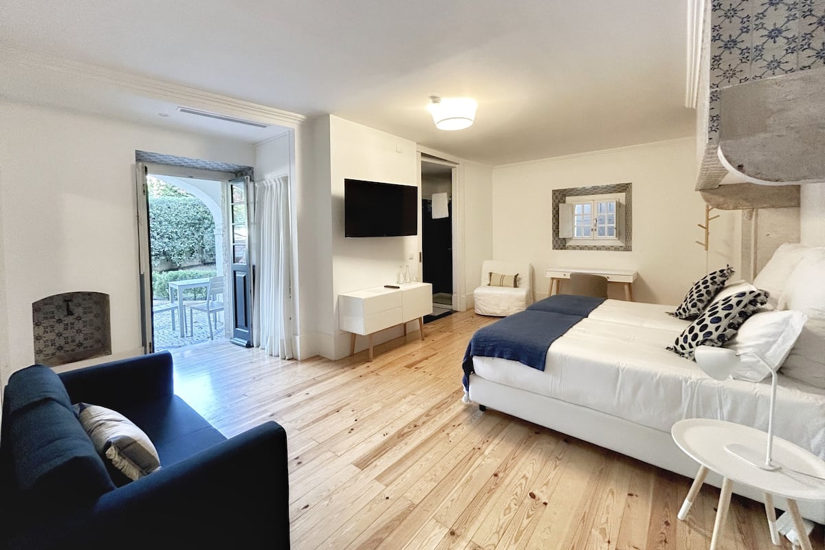 Premium kamer, 1 twee- of 2 eenpersoonsbedden | 1 slaapkamer, een minibar, een kluis op de kamer, een bureau