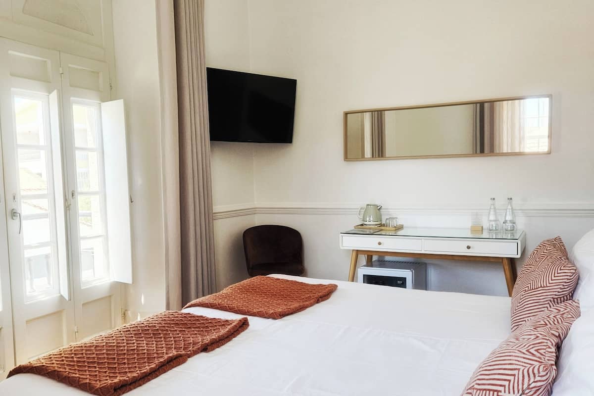 Superior kamer, 1 twee- of 2 eenpersoonsbedden | 1 slaapkamer, een minibar, een kluis op de kamer, een bureau
