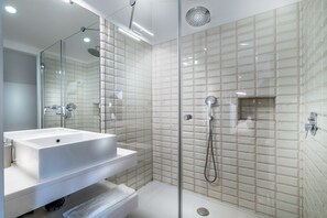 Douche, articles de toilette gratuits, sèche-cheveux