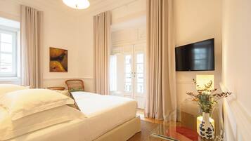 Dobbelt- eller tomannsrom – superior | Minibar, safe på rommet, skrivebord og strykejern/-brett